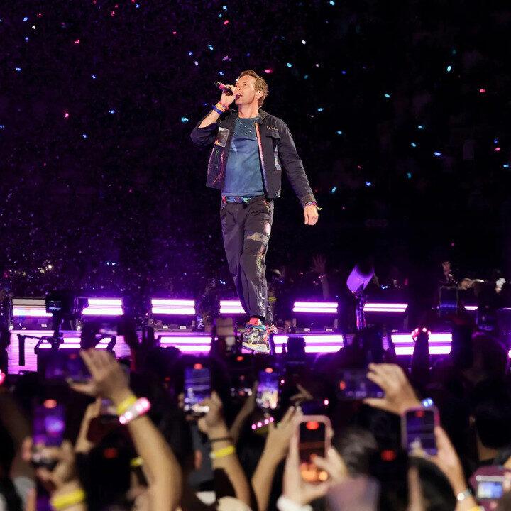 Astronomer CEO Coldplay Concert Cheating Scandal Chris Martin Singing Jumbotron