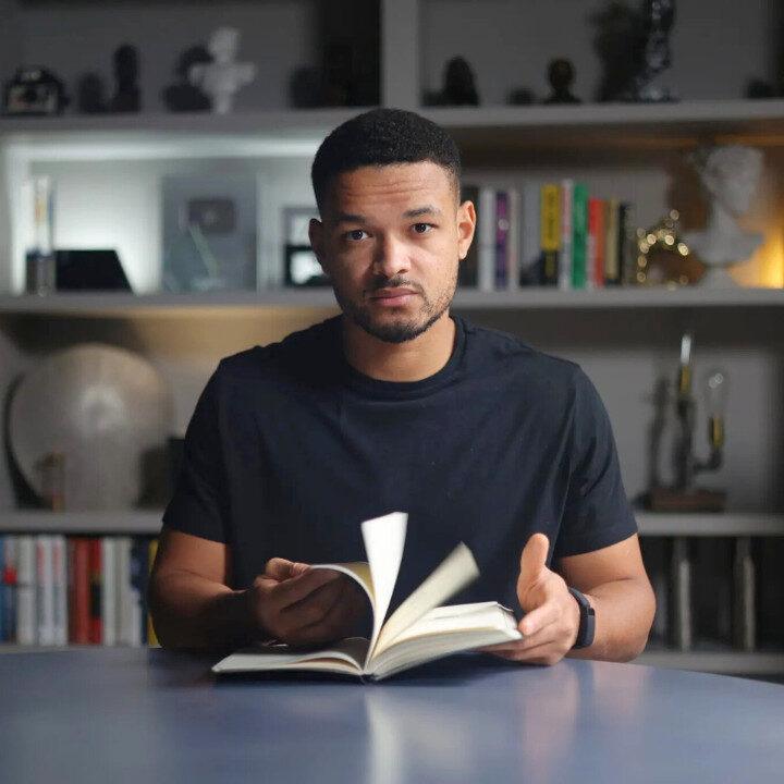 steven bartlett with a book